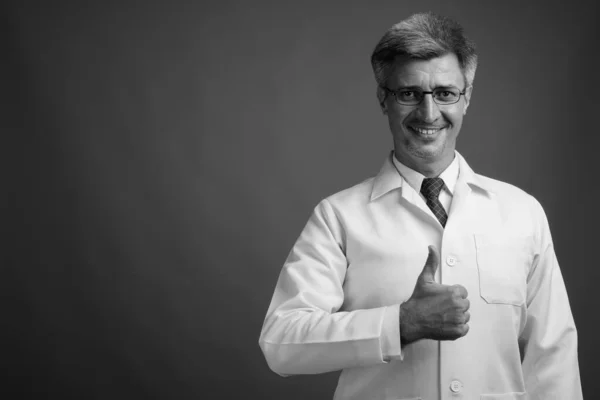 Estudio Hombre Médico Con Pelo Rubio Sobre Fondo Gris Blanco — Foto de Stock