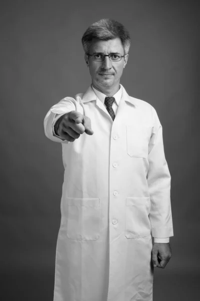 Studio Colpo Uomo Medico Con Capelli Biondi Contro Sfondo Grigio — Foto Stock