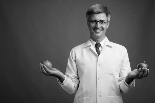 Studio Shot Médecin Homme Aux Cheveux Blonds Sur Fond Gris — Photo