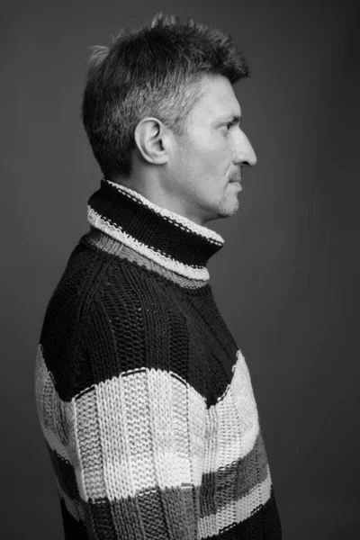Studio Shot Człowieka Blond Włosy Noszenie Sweter Turtleneck Szarym Tle — Zdjęcie stockowe