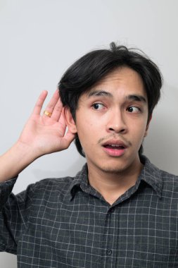 Beyaz arka planda 20 'li yaşlarda yakışıklı Asyalı genç Taylandlı bir adamın portresi