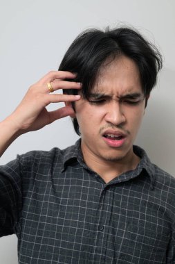 Beyaz arka planda 20 'li yaşlarda yakışıklı Asyalı genç Taylandlı bir adamın portresi