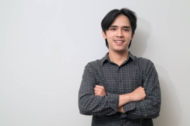 Beyaz arka planda 20 'li yaşlarda yakışıklı Asyalı genç Taylandlı bir adamın portresi