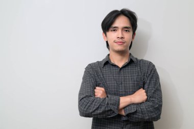 Beyaz arka planda 20 'li yaşlarda yakışıklı Asyalı genç Taylandlı bir adamın portresi