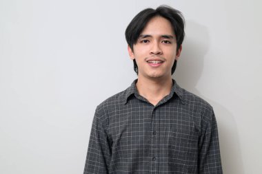 Beyaz arka planda 20 'li yaşlarda yakışıklı Asyalı genç Taylandlı bir adamın portresi