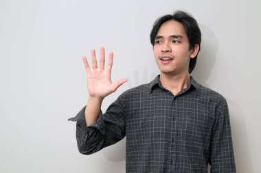 Beyaz arka planda 20 'li yaşlarda yakışıklı Asyalı genç Taylandlı bir adamın portresi