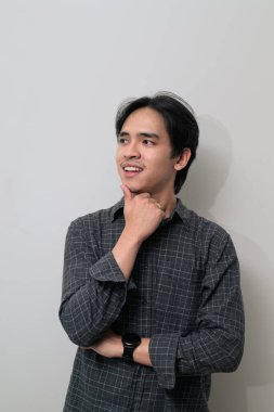 Beyaz arka planda 20 'li yaşlarda yakışıklı Asyalı genç Taylandlı bir adamın portresi