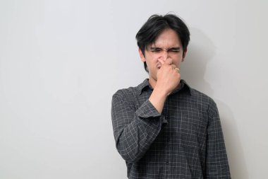 Beyaz arka planda 20 'li yaşlarda yakışıklı Asyalı genç Taylandlı bir adamın portresi