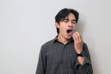 Beyaz arka planda 20 'li yaşlarda yakışıklı Asyalı genç Taylandlı bir adamın portresi