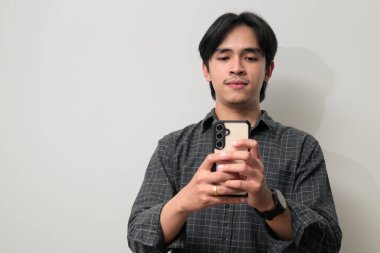 Beyaz arka planda 20 'li yaşlarda yakışıklı Asyalı genç Taylandlı bir adamın portresi