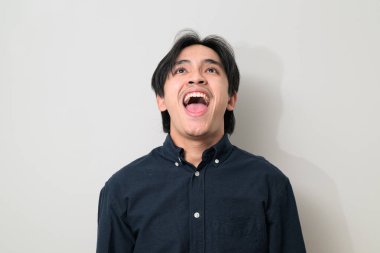 Beyaz arka planda 20 'li yaşlarda yakışıklı Asyalı genç Taylandlı bir adamın portresi