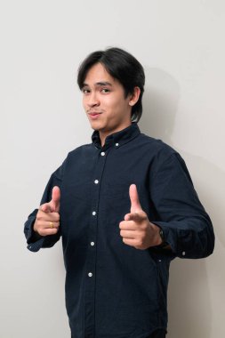 Beyaz arka planda 20 'li yaşlarda yakışıklı Asyalı genç Taylandlı bir adamın portresi