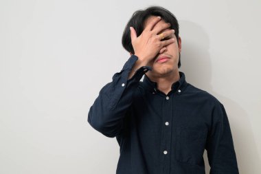 Beyaz arka planda 20 'li yaşlarda yakışıklı Asyalı genç Taylandlı bir adamın portresi