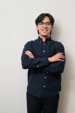 Beyaz arka planda 20 'li yaşlarda yakışıklı Asyalı genç Taylandlı bir adamın portresi