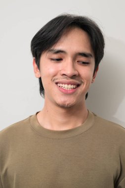 Beyaz arka planda 20 'li yaşlarda yakışıklı Asyalı genç Taylandlı bir adamın portresi