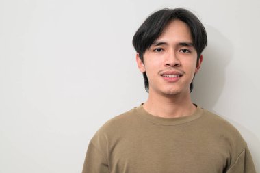 Beyaz arka planda 20 'li yaşlarda yakışıklı Asyalı genç Taylandlı bir adamın portresi