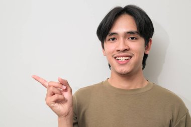 Beyaz arka planda 20 'li yaşlarda yakışıklı Asyalı genç Taylandlı bir adamın portresi