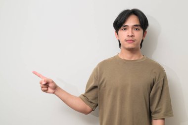 Beyaz arka planda 20 'li yaşlarda yakışıklı Asyalı genç Taylandlı bir adamın portresi