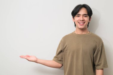 Beyaz arka planda 20 'li yaşlarda yakışıklı Asyalı genç Taylandlı bir adamın portresi