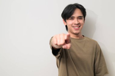 Beyaz arka planda 20 'li yaşlarda yakışıklı Asyalı genç Taylandlı bir adamın portresi