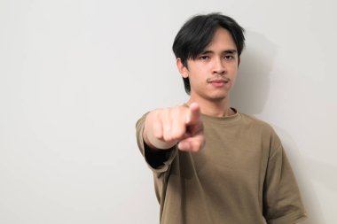 Beyaz arka planda 20 'li yaşlarda yakışıklı Asyalı genç Taylandlı bir adamın portresi