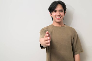 Beyaz arka planda 20 'li yaşlarda yakışıklı Asyalı genç Taylandlı bir adamın portresi