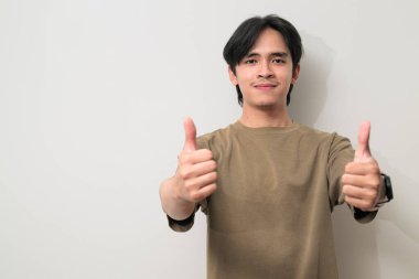 Beyaz arka planda 20 'li yaşlarda yakışıklı Asyalı genç Taylandlı bir adamın portresi