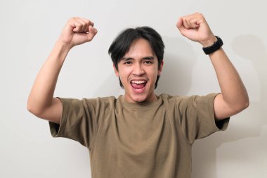 Beyaz arka planda 20 'li yaşlarda yakışıklı Asyalı genç Taylandlı bir adamın portresi