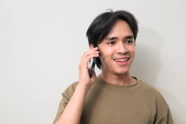 Beyaz arka planda 20 'li yaşlarda yakışıklı Asyalı genç Taylandlı bir adamın portresi