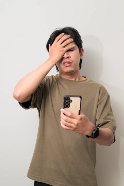 Beyaz arka planda 20 'li yaşlarda yakışıklı Asyalı genç Taylandlı bir adamın portresi