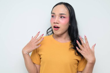 Makyajlı ve uzun saçlı Taylandlı genç bir transseksüelin stüdyo portresi. Cinsiyet ifadesi kavramı, LGBTQ gururu ve özgün güzellik ve çeşitliliği gösteren kapsayıcılık.