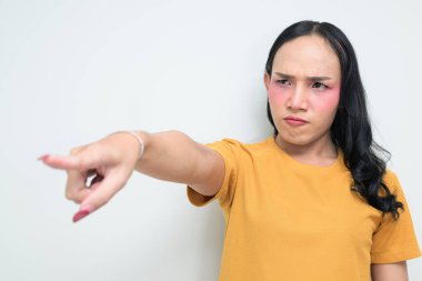 Makyajlı ve uzun saçlı Taylandlı genç bir transseksüelin stüdyo portresi. Cinsiyet ifadesi kavramı, LGBTQ gururu ve özgün güzellik ve çeşitliliği gösteren kapsayıcılık.