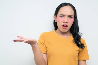 Makyajlı ve uzun saçlı Taylandlı genç bir transseksüelin stüdyo portresi. Cinsiyet ifadesi kavramı, LGBTQ gururu ve özgün güzellik ve çeşitliliği gösteren kapsayıcılık.