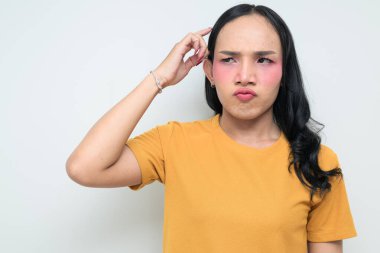 Makyajlı ve uzun saçlı Taylandlı genç bir transseksüelin stüdyo portresi. Cinsiyet ifadesi kavramı, LGBTQ gururu ve özgün güzellik ve çeşitliliği gösteren kapsayıcılık.