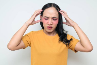 Makyajlı ve uzun saçlı Taylandlı genç bir transseksüelin stüdyo portresi. Cinsiyet ifadesi kavramı, LGBTQ gururu ve özgün güzellik ve çeşitliliği gösteren kapsayıcılık.