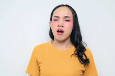 Makyajlı ve uzun saçlı Taylandlı genç bir transseksüelin stüdyo portresi. Cinsiyet ifadesi kavramı, LGBTQ gururu ve özgün güzellik ve çeşitliliği gösteren kapsayıcılık.