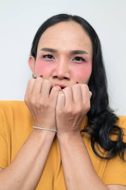 Makyajlı ve uzun saçlı Taylandlı genç bir transseksüelin stüdyo portresi. Cinsiyet ifadesi kavramı, LGBTQ gururu ve özgün güzellik ve çeşitliliği gösteren kapsayıcılık.