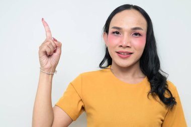 Makyajlı ve uzun saçlı Taylandlı genç bir transseksüelin stüdyo portresi. Cinsiyet ifadesi kavramı, LGBTQ gururu ve özgün güzellik ve çeşitliliği gösteren kapsayıcılık.