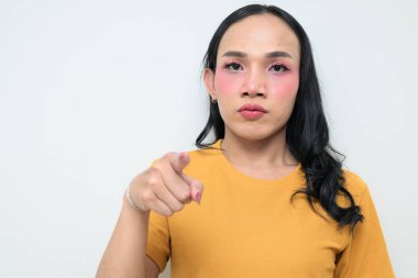 Makyajlı ve uzun saçlı Taylandlı genç bir transseksüelin stüdyo portresi. Cinsiyet ifadesi kavramı, LGBTQ gururu ve özgün güzellik ve çeşitliliği gösteren kapsayıcılık.