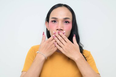 Makyajlı ve uzun saçlı Taylandlı genç bir transseksüelin stüdyo portresi. Cinsiyet ifadesi kavramı, LGBTQ gururu ve özgün güzellik ve çeşitliliği gösteren kapsayıcılık.