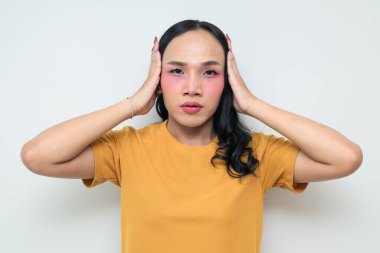 Makyajlı ve uzun saçlı Taylandlı genç bir transseksüelin stüdyo portresi. Cinsiyet ifadesi kavramı, LGBTQ gururu ve özgün güzellik ve çeşitliliği gösteren kapsayıcılık.