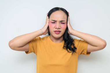 Makyajlı ve uzun saçlı Taylandlı genç bir transseksüelin stüdyo portresi. Cinsiyet ifadesi kavramı, LGBTQ gururu ve özgün güzellik ve çeşitliliği gösteren kapsayıcılık.