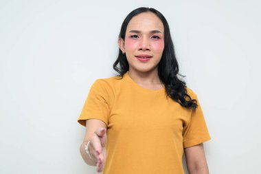 Makyajlı ve uzun saçlı Taylandlı genç bir transseksüelin stüdyo portresi. Cinsiyet ifadesi kavramı, LGBTQ gururu ve özgün güzellik ve çeşitliliği gösteren kapsayıcılık.