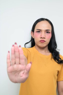 Makyajlı ve uzun saçlı Taylandlı genç bir transseksüelin stüdyo portresi. Cinsiyet ifadesi kavramı, LGBTQ gururu ve özgün güzellik ve çeşitliliği gösteren kapsayıcılık.