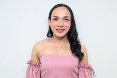 Makyajlı ve uzun saçlı Taylandlı genç bir transseksüelin stüdyo portresi. Cinsiyet ifadesi kavramı, LGBTQ gururu ve özgün güzellik ve çeşitliliği gösteren kapsayıcılık.