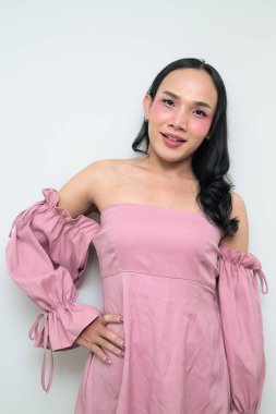 Makyajlı ve uzun saçlı Taylandlı genç bir transseksüelin stüdyo portresi. Cinsiyet ifadesi kavramı, LGBTQ gururu ve özgün güzellik ve çeşitliliği gösteren kapsayıcılık.