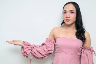 Makyajlı ve uzun saçlı Taylandlı genç bir transseksüelin stüdyo portresi. Cinsiyet ifadesi kavramı, LGBTQ gururu ve özgün güzellik ve çeşitliliği gösteren kapsayıcılık.