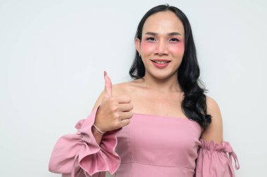 Makyajlı ve uzun saçlı Taylandlı genç bir transseksüelin stüdyo portresi. Cinsiyet ifadesi kavramı, LGBTQ gururu ve özgün güzellik ve çeşitliliği gösteren kapsayıcılık.