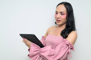 Makyajlı ve uzun saçlı Taylandlı genç bir transseksüelin stüdyo portresi. Cinsiyet ifadesi kavramı, LGBTQ gururu ve özgün güzellik ve çeşitliliği gösteren kapsayıcılık.