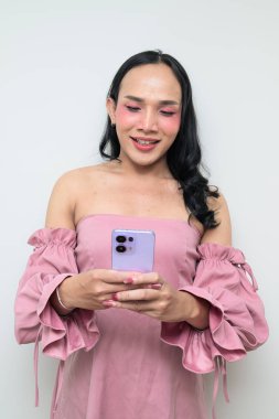 Makyajlı ve uzun saçlı Taylandlı genç bir transseksüelin stüdyo portresi. Cinsiyet ifadesi kavramı, LGBTQ gururu ve özgün güzellik ve çeşitliliği gösteren kapsayıcılık.